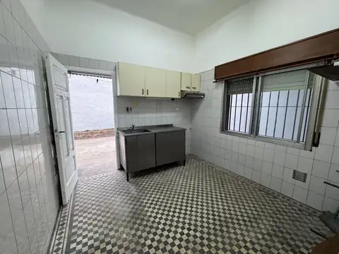 Casa 3 ambientes con amplio espacio guardacoches en Berazategui