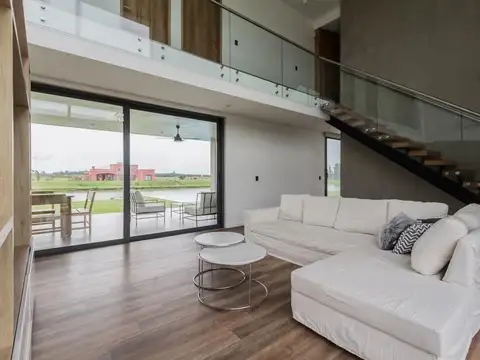 Casa 7 ambientes con salida a la laguna