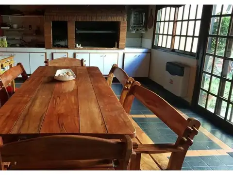 Casa 6 ambientes con 4 baños