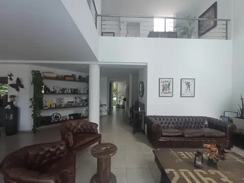 Casa en Venta con 3 cocheras