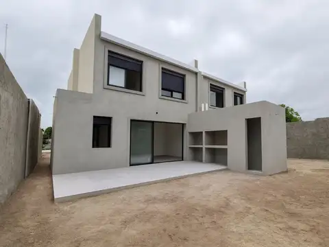 Casa en Venta con 2 cocheras