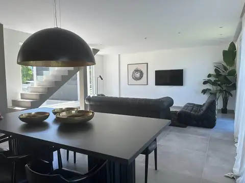 Casa 6 ambientes con 2 baños