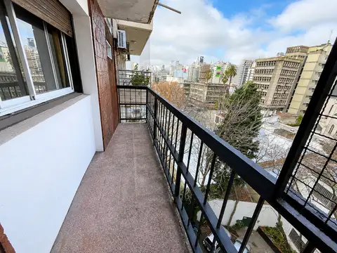 Departamento 3 ambientes + escritorio con balcon al frente en excelente ubicacion. A reciclar!
