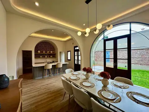 Casa de 4 dormitorios con cochera, quincho, jardín y pileta