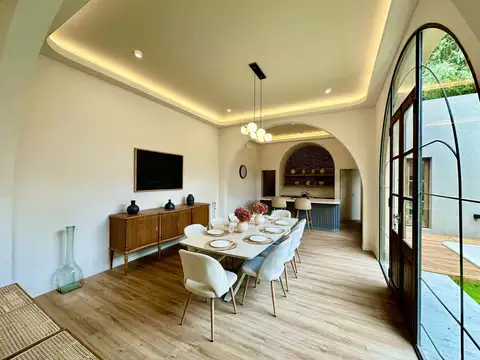 Casa de 4 dormitorios con cochera, quincho, jardín y pileta