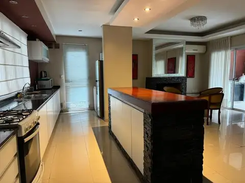 Casa en Alquiler con 2 cocheras