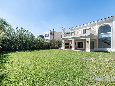 Excelente casa en Barrio Los Sauces de 3/4 dormitorios