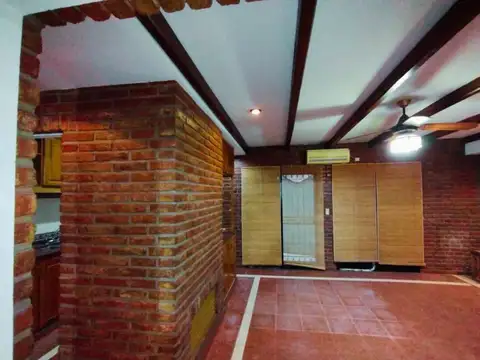 Casa 7 ambientes con 2 baños