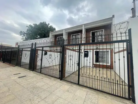 DUPLEX 3 AMBIENTES CON COCHERA Y PATIO A ESTRENAR