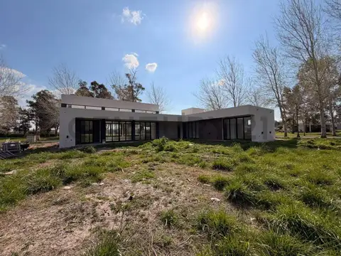 Casa en Venta con 3 cocheras
