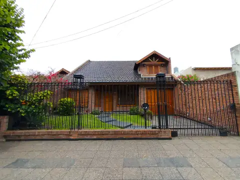 Hermoso chalet de 6 ambientes en barrio residencial - Apto crédito bancario