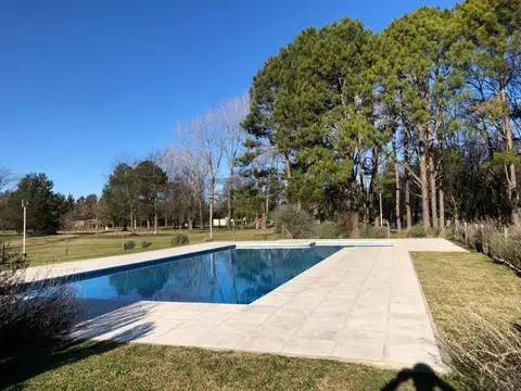 LOTE CENTRALIZADO EN LINDO BARRIO CON HERMOSA ARBOLEDA Y CLU