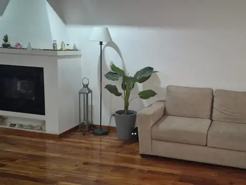 Impecable casa de categoría, 3 dorm (ste/semisuite), dep, escrit, play, jardin, pileta