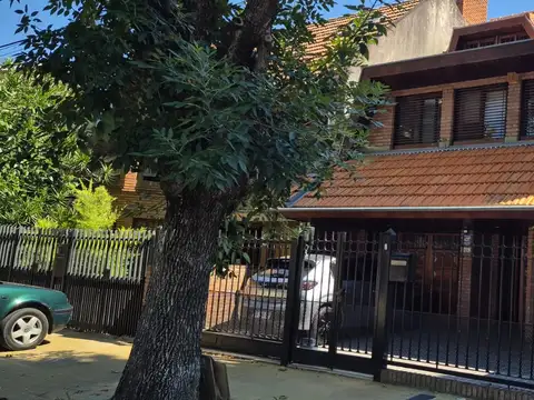 Impecable casa de categoría, 3 dorm (ste/semisuite), dep, escrit, play, jardin, pileta