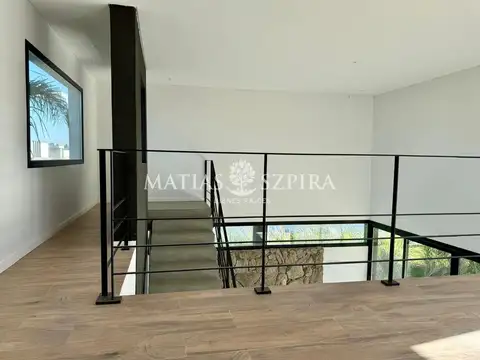 Casa en Alquiler con 2 cocheras