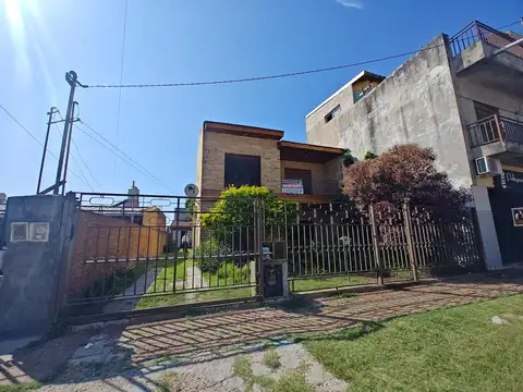 Hermosa Casa De 3 Dormitorios Y Cochera Para 3 Autos