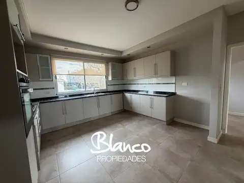 Casa en Alquiler con 1 cochera