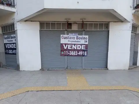 Gran local comercial con excelente amplitud de 100m2 y múltiples usos