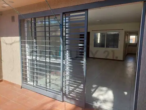 Polimeni 700, Piso 0