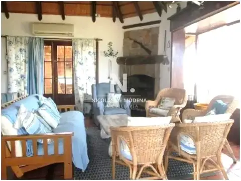 Se vende casa en Manantiales, de 3 dormitorios más dependencia. Proxima al mar y Ruta 104