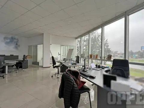Oficina en Alquiler con 1 cochera