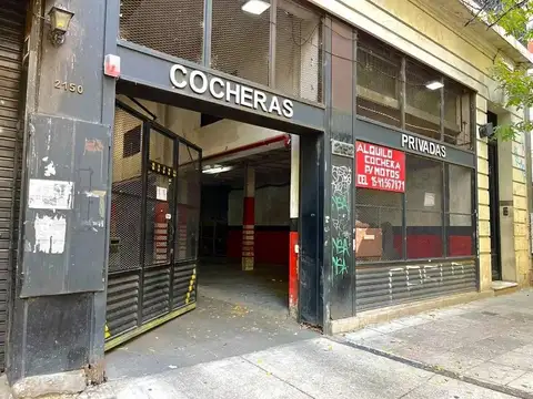 VENTA COCHERA  MUY CERCA DEL CONGRESO -  PORTON AUTOMATICO