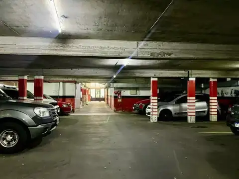 VENTA COCHERA X MONTACARGA MUY CERCA DEL CONGRESO -  PORTON AUTOMATICO