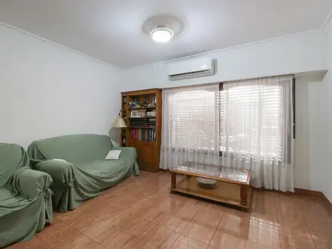 Casa 6 ambientes con 2 baños