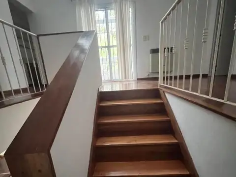 Casa en Alquiler con 4 cocheras