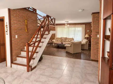 Casa 6 ambientes con 4 baños