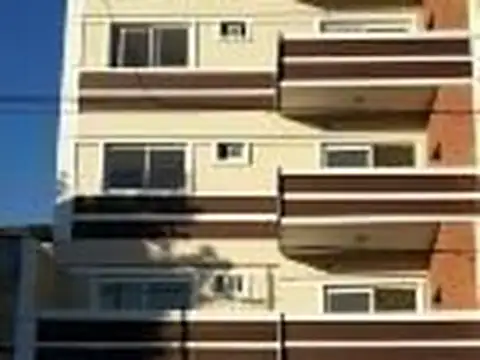 3 AMBIENTES AL CONTRA FRENTE CON BALCÓN CON PARRILLA