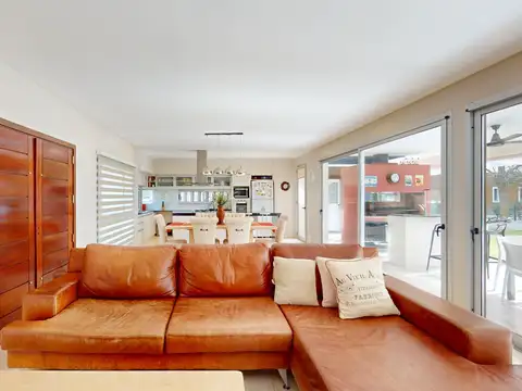 Casa 4 ambientes con 2 baños