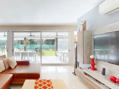 Casa en Venta con 2 cocheras