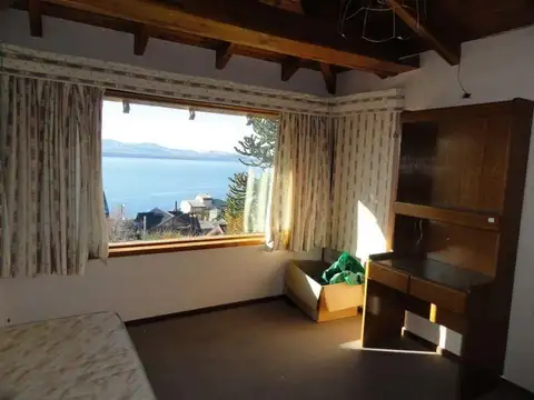 Casa de 5 dormitorios en Barrio Belgrano con vista al lago