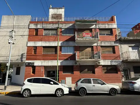 Departamento de 3 Ambientes al Frente con Balcón – Segundo Piso por Escalera