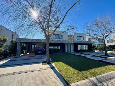 Casa de categoria en venta al agua en San Benito Villanueva