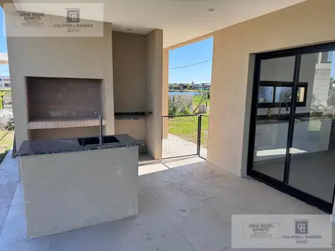Casa 4 ambientes con 2 baños