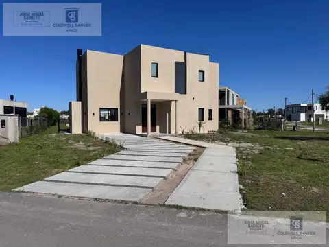 CASA MODERNA A LA LAGUNA EN EL BARRIO EL ENSUEÑO