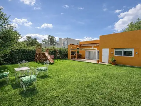 Casa en Venta con 3 cocheras