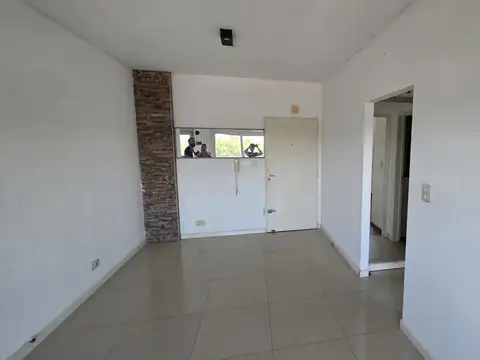 Venta De Amplio Departamento Dos Ambientes - Santos Lugares