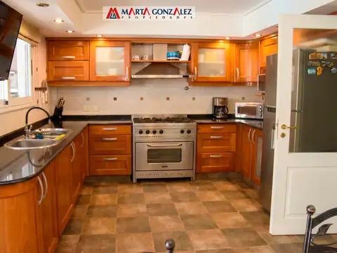 Casa en Venta con 3 cocheras