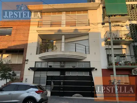 Excelente Casa 4 Ambientes c/ Cochera 306 m² Cubiertos - Parque Avellaneda