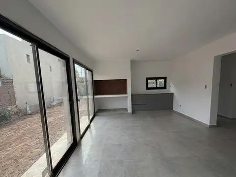 Casa 10 ambientes con 2 baños