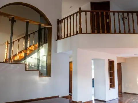Casa en Venta con 4 cocheras