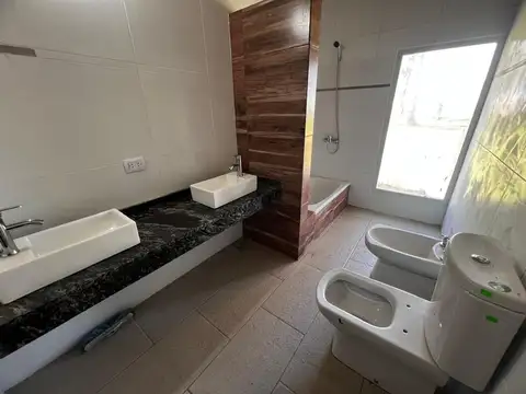 CASA EN VENTA - 3 AMB - TRES PINOS - EL ESTRIBO