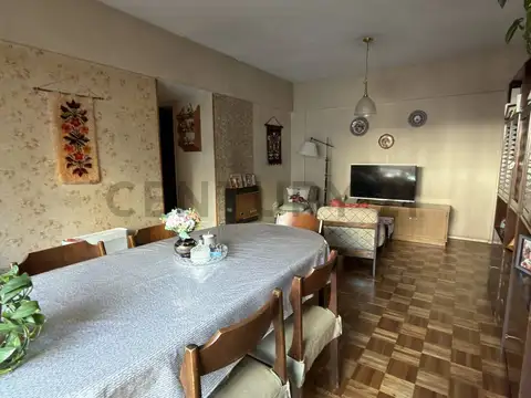Coghlan - Departamento 4 ambientes al frente con balcón y 2 baños.