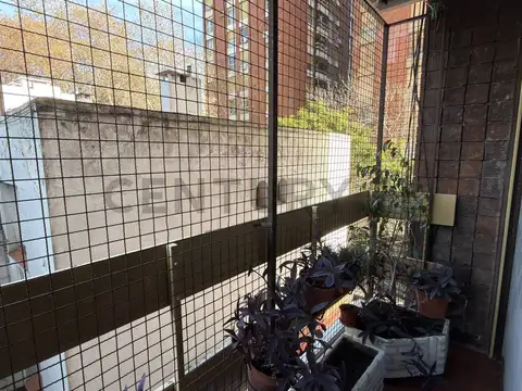 Coghlan - Departamento 4 ambientes al frente con balcón y 2 baños.