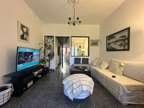 Casa 6 ambientes con 2 baños