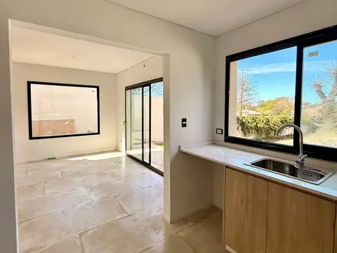 Casa 4 ambientes con 2 baños