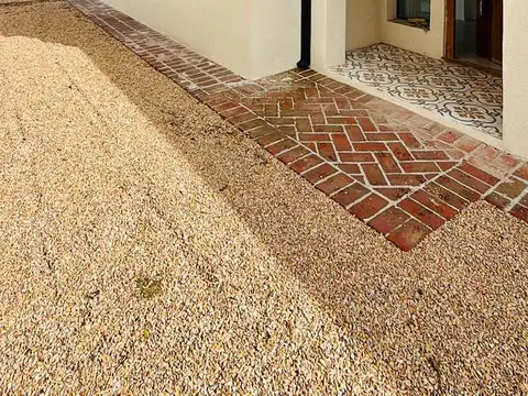 CASA 3 DORMITORIOS - LA RURAL - PATIO VERDE, RADIADORES, DVH, PORCELANATOS